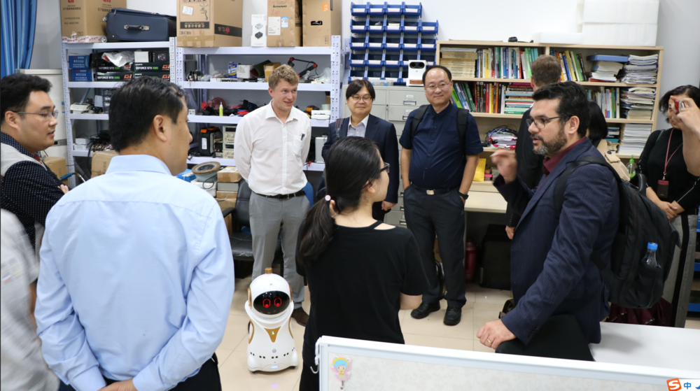 德国弗劳恩霍夫协会、韩国生产技术研究院、北京对外科学技术交流中心客人参观云基智能机器人实验室